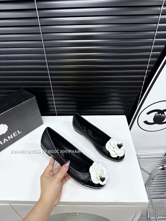 Giày búp bê chanel hoa trà trắng
