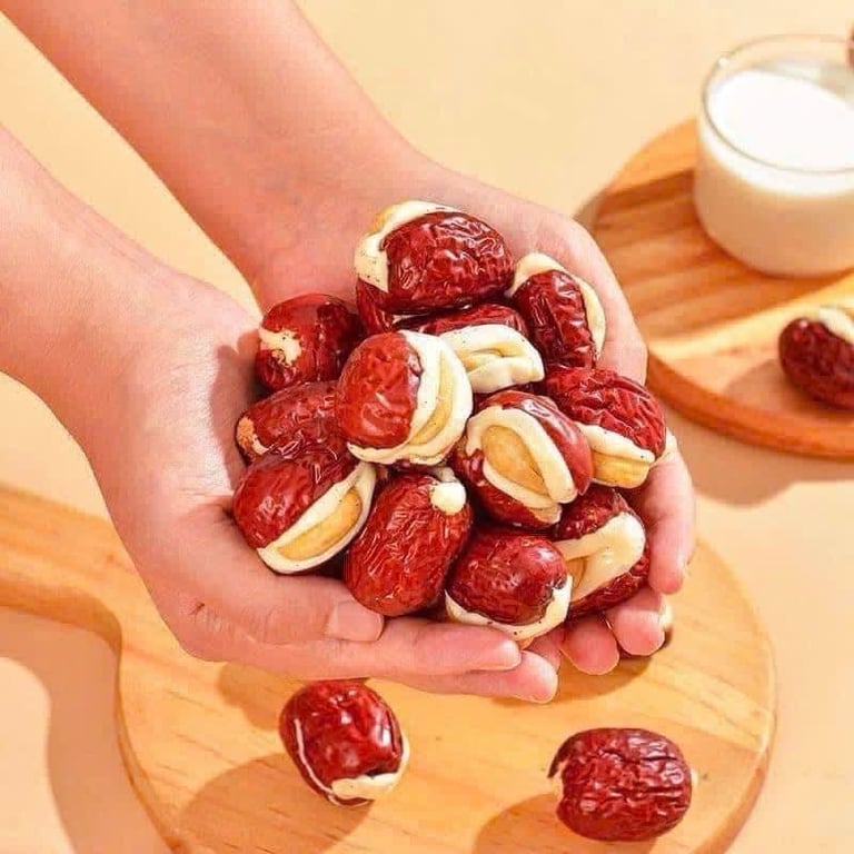 Set 3 hộp KẸO TÁO ĐỎ SỮA LẠC ĐÀ KẸP HẠT ĐIỀU ngon tụt lưỡi gói 300gr