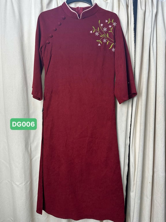 AD nhung đỏ 1 bên vai thêu hoa