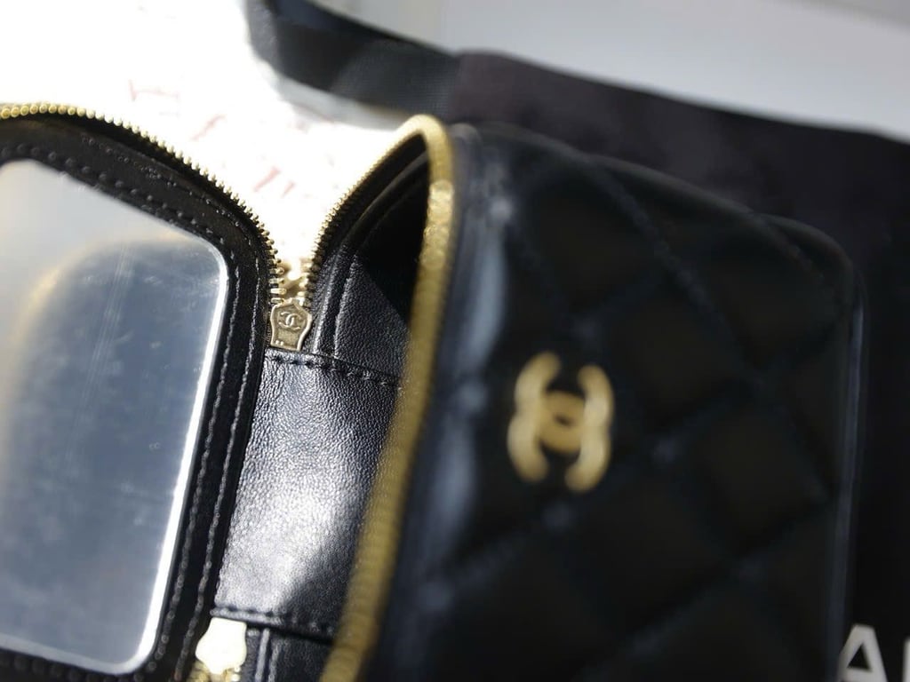 Túi CHANEL mini quai khắc logo