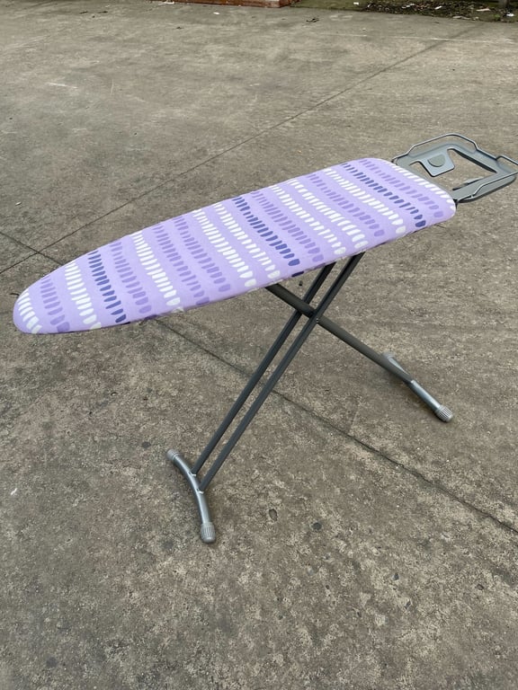 Bàn để ủi quần áo dạng đứng Lebenlang LBL3535