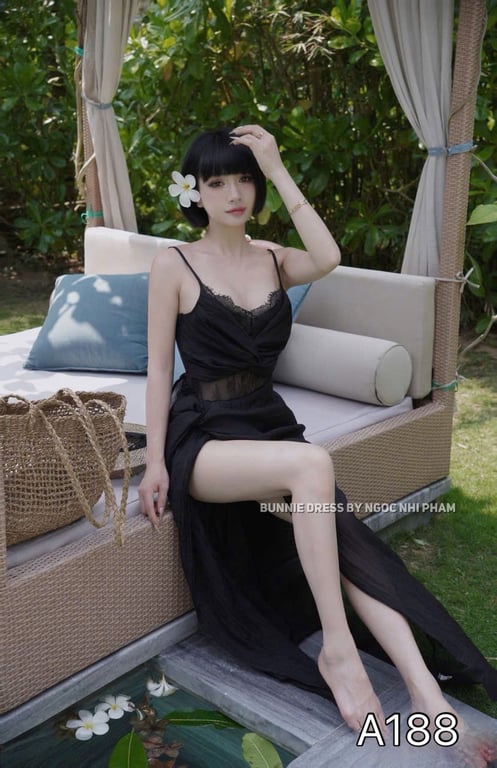 A188- váy 2s đen xẻ tà
