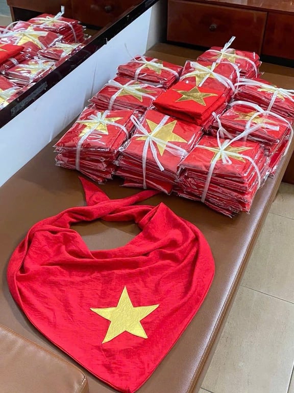 combo mũ + khăn choàng lá cờ VN