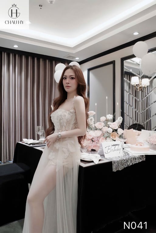 N041 - váy cúp đính hoa trắng