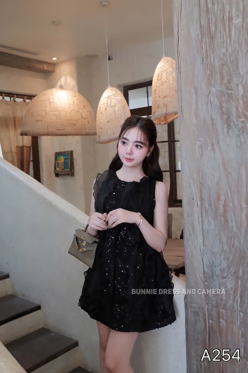 A254-Váy xuống đính ren
