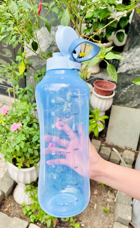 bình nước tupperware 2L