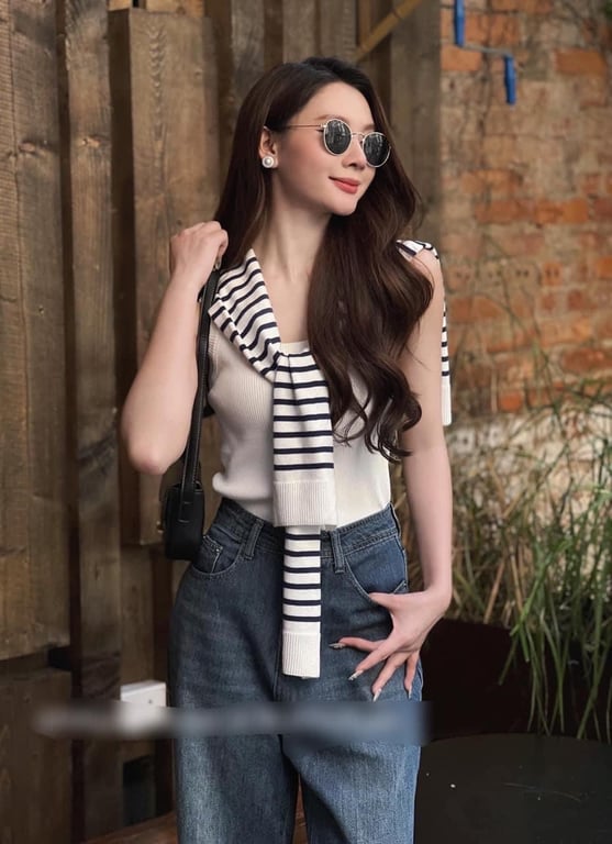 Chiếc khăn để Ce mặc áo sơ mi , áo phông