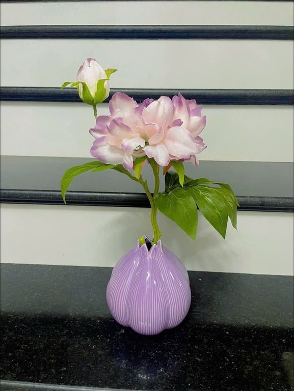 Bình Gốm Sứ Củ Tỏi Kèm Cành Hoa Mẫu Đơn Tím Xinh Xinh