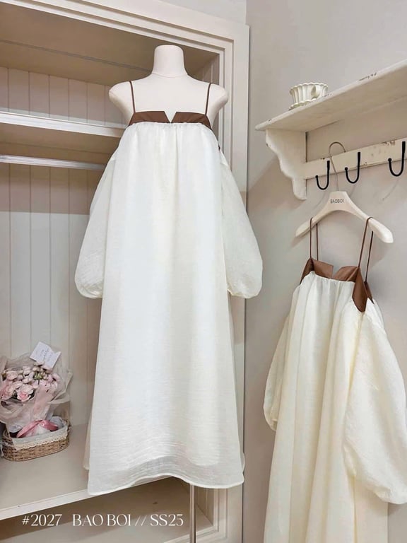 Maxi trẽ vai màu kem viền nâu DL030