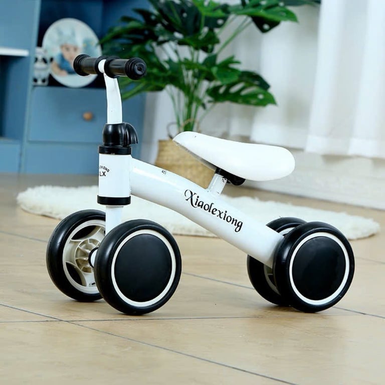 Xe chòi chân thăng bằng 4 bánh vận động cho bé