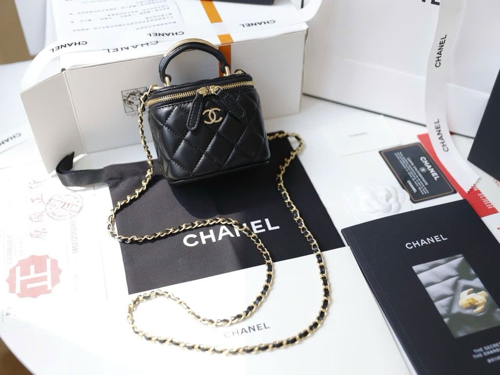 Túi CHANEL mini quai khắc logo
