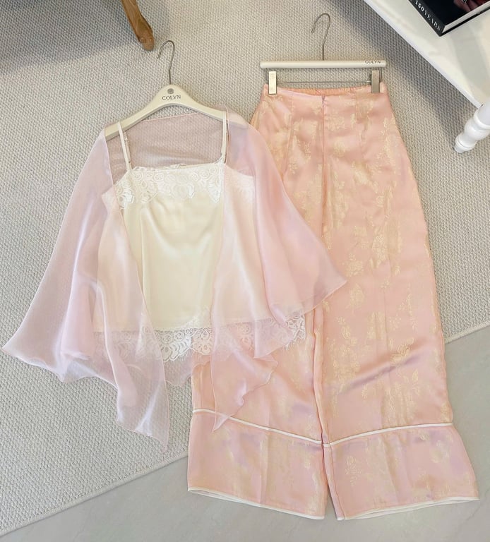 Set lụa kem phối ren kèm choàng - freesize có chun