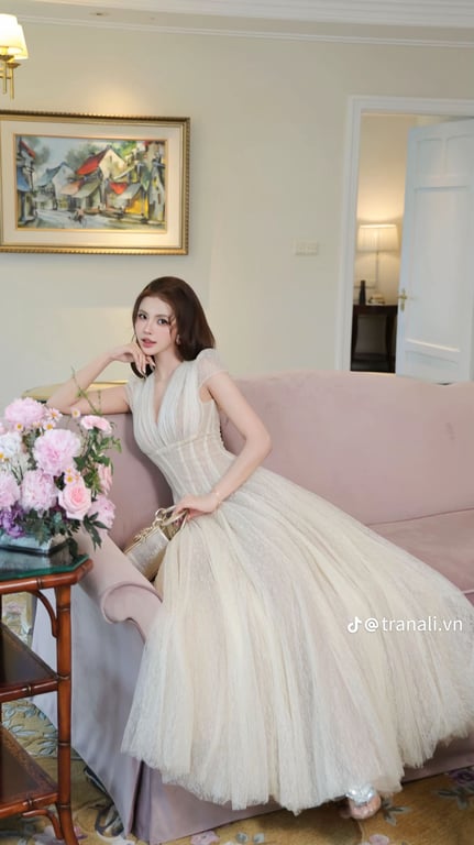 Trân Ali - Váy kem cổ V ren lưới - 2 size S M