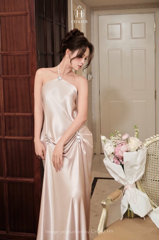 Váy yếm lụa đính đá Châu Hy