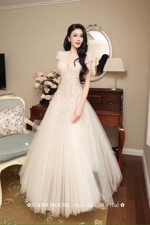 Váy kem cổ V lông vũ 7 lớp - sz ML