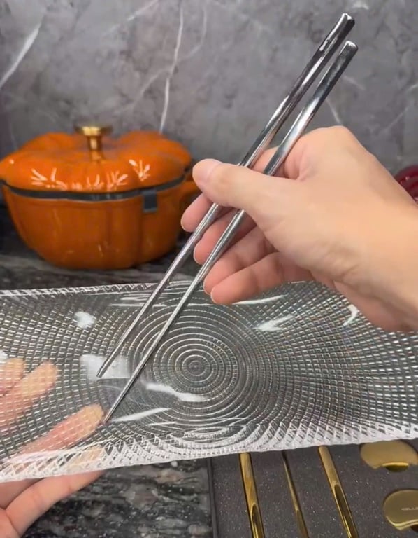 Set 6 đôi đũa kèm gác đũa inox hình vầng trăng (2 màu vàng – bạc)