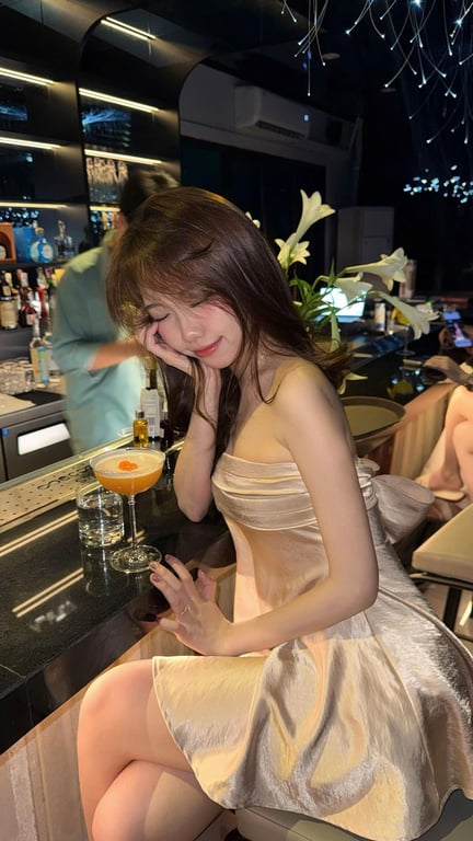 Váy lụa dáng ngắn be