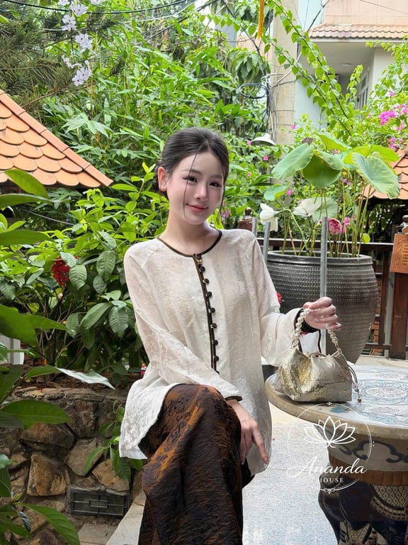 Set pháp phục tơ nhũ viền nâu - sz M