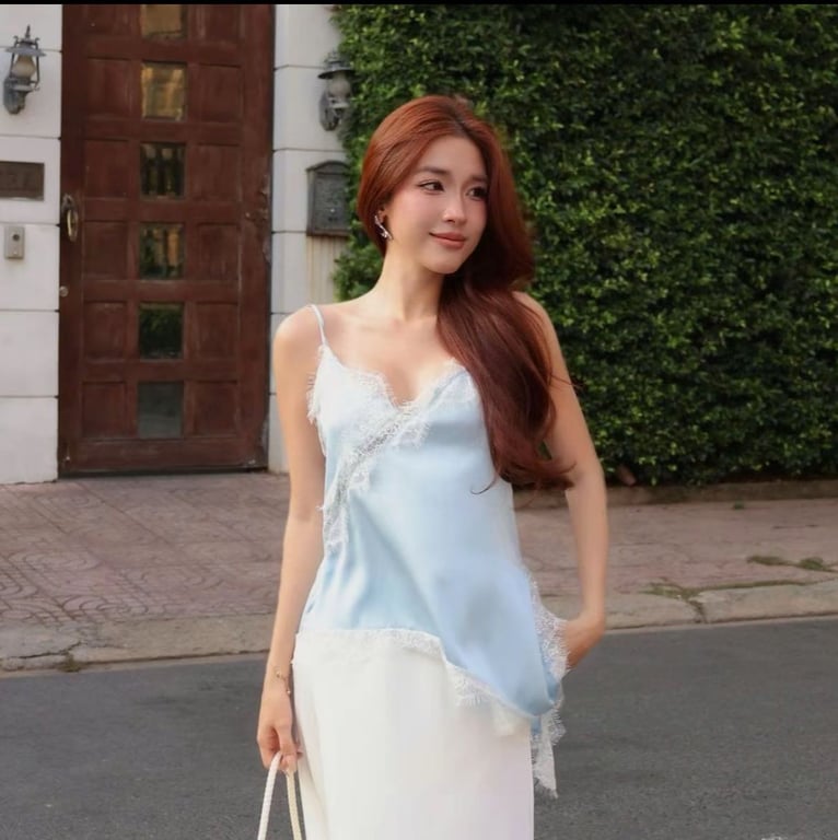 Áo lụa 2 dây xanh ren chéo tà