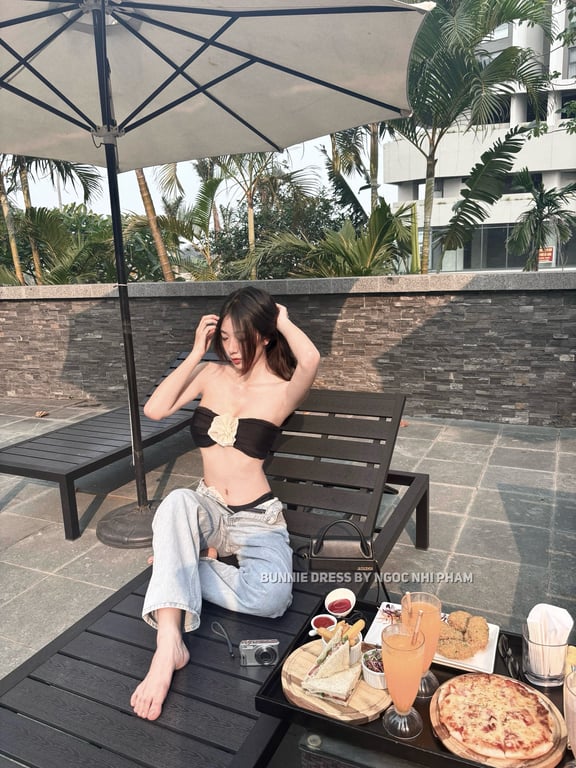 C001- bikini đen đính hoa