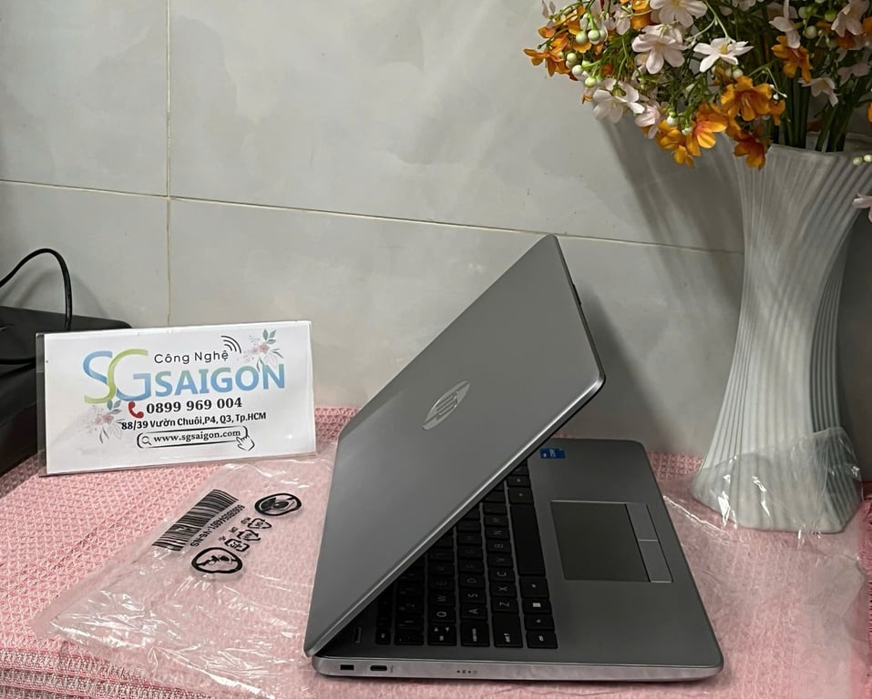 Laptop HP 240 G9 9E5W3PT (Intel Core i5-1235U/ 8GB/ 512GB/ Intel Iris Xe Graphics/ 14.0 inch FHD/ Win 11 SL/ Bạc)