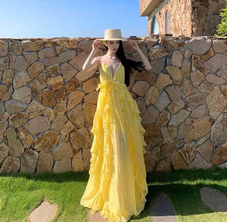 Maxi vàng hở lưng - DT263
