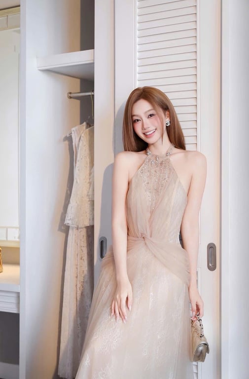 Váy tiệc ren hoa phối lưới, cổ yếm đính đá