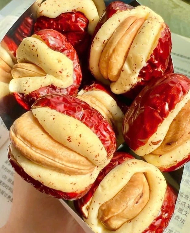 Set 3 hộp KẸO TÁO ĐỎ SỮA LẠC ĐÀ KẸP HẠT ĐIỀU ngon tụt lưỡi gói 300gr