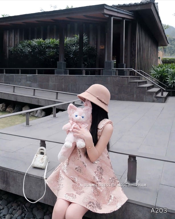 A203- váy gấm hồng vai nơ