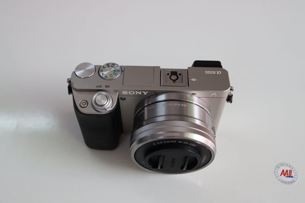 SONY A6000 + LEN 16 50 OSS