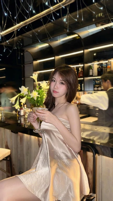 Váy lụa dáng ngắn be