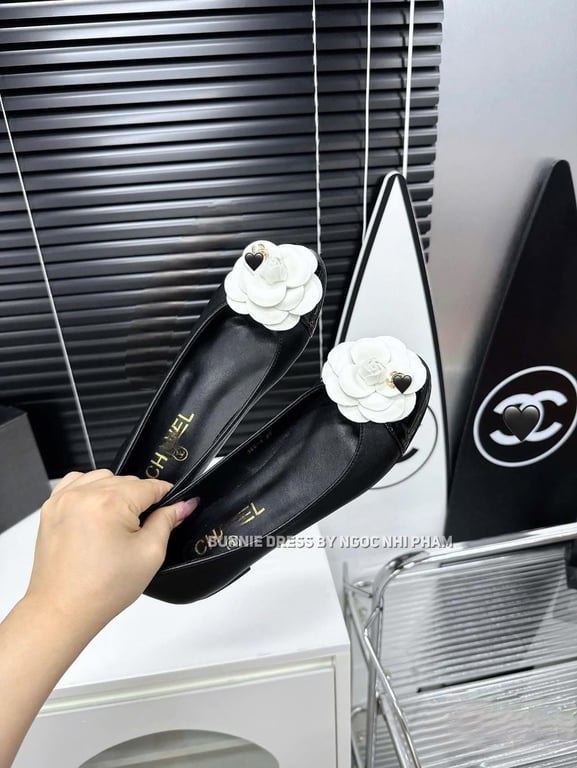 Giày búp bê chanel hoa trà trắng