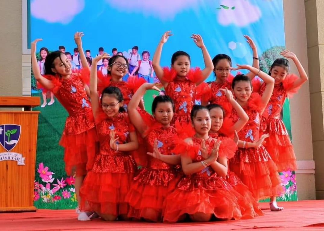 Bồng đỏ bé gái cười c1 đầu c2