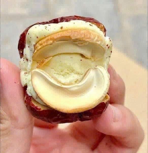 Set 3 hộp KẸO TÁO ĐỎ SỮA LẠC ĐÀ KẸP HẠT ĐIỀU ngon tụt lưỡi gói 300gr