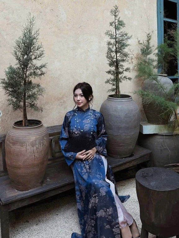 Áo dài xanh dương đậm hoa loang