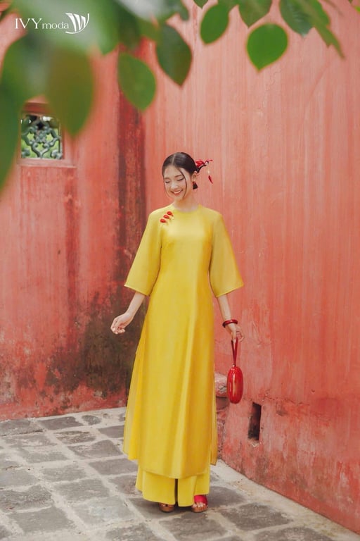 Áo dài vàng nút đỏ - AD051