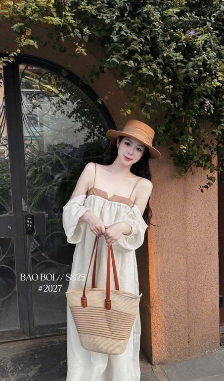 Maxi trẽ vai màu kem viền nâu DL030