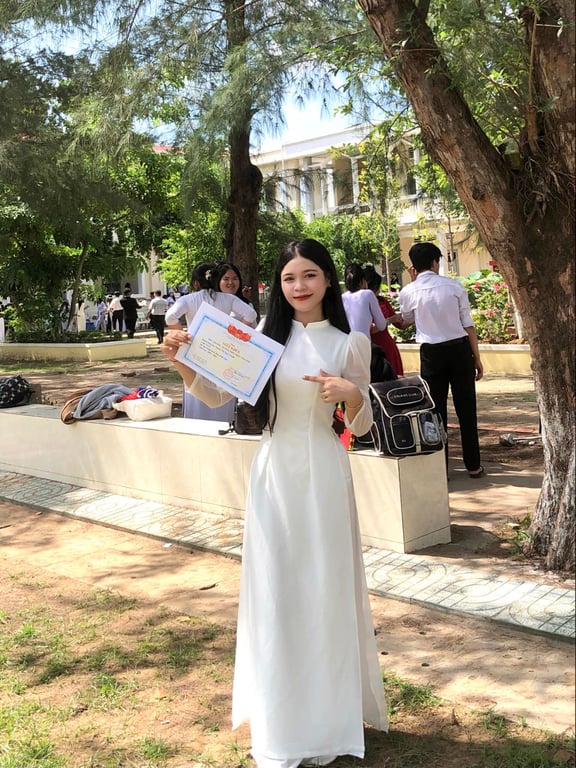 Áo dài tơ trắng 4 tà tay bồng