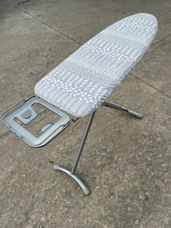 Bàn để ủi quần áo dạng đứng Lebenlang LBL3535