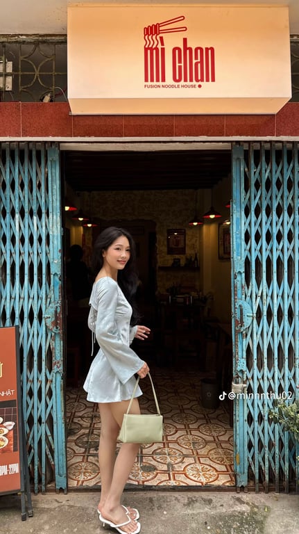 Lụa xanh tay dài hở lưng - freesize SM