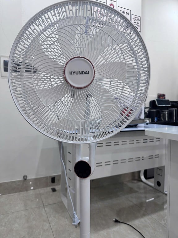 Quạt cây 7 cánh Hyundai có điều khiển từ xa