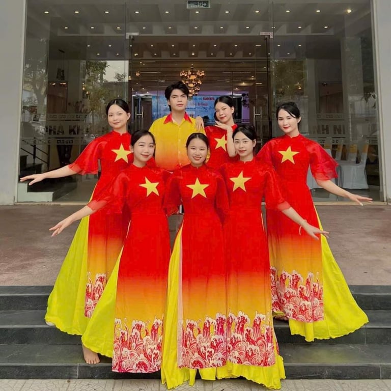 Áo dài sao vàng, sóng lửa tay cách điệu