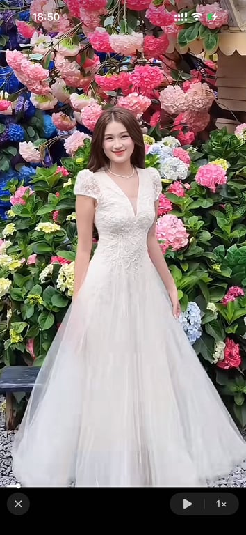 Váy ren hoa cổ V trắng - sz M