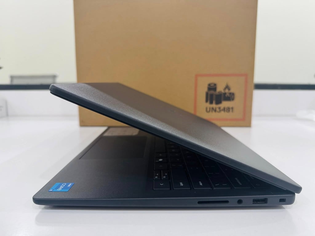Laptop Dell Inspiron 5440-5463BLK-PUS Core™ i5-1334U, 512GB SSD, 8GB DDR5, 14" FHD (1920x1200), WIN11, CARBON BLACK, Backlit Keyboard   Nhập Khẩu Chính Ngạch