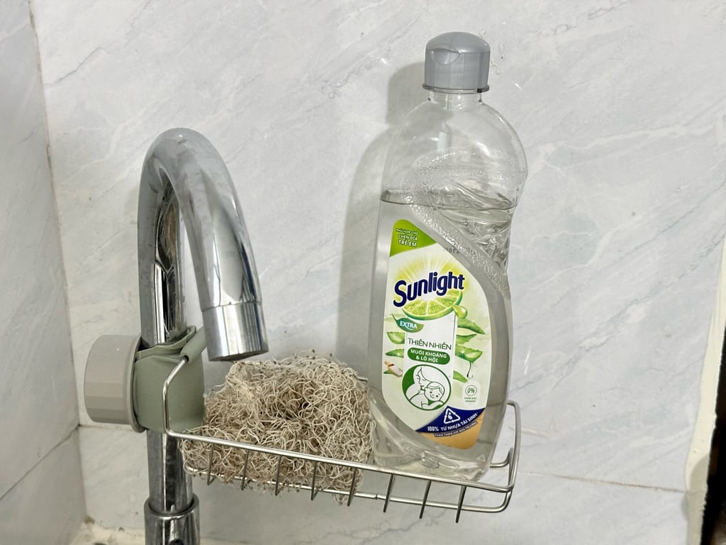 GIÁ INOX TREO VÒI RỬA