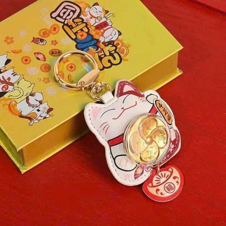 MÓC KHÓA 𝐌𝐄̀𝐎 𝐓𝐇𝐀̂̀𝐍 𝐓𝐀̀𝐈 ÔM VÀNG 𝐗𝐎𝐀𝐘 𝐂𝐇𝐔𝐘𝐄̂̉𝐍 𝐕𝐀̣̂𝐍 𝐇𝐀̣𝐍