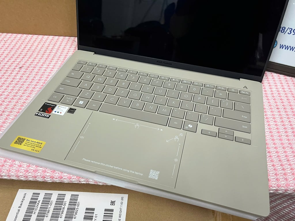 ASUS Zenbook 14 UX3407QA-QD299WS (Snapdragon® X X1 26 100 | 16GB | 512GB | Qualcomm® Adreno™ GPU | 14inch WUXGA OLED | Win 11 | Office | Be)