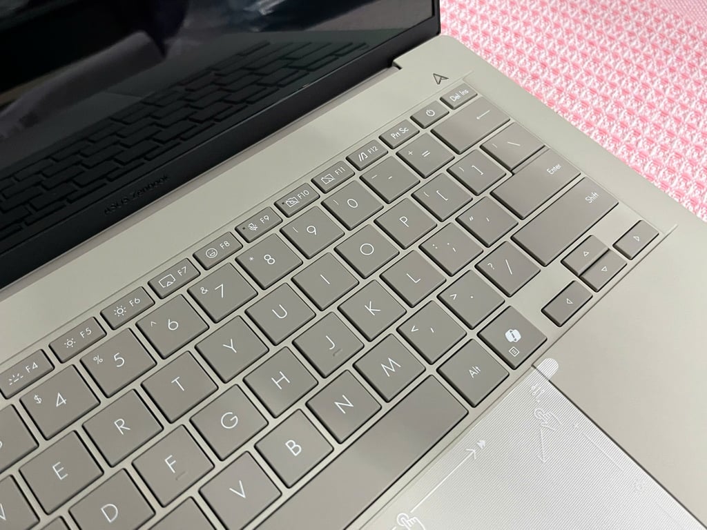 ASUS Zenbook 14 UX3407QA-QD299WS (Snapdragon® X X1 26 100 | 16GB | 512GB | Qualcomm® Adreno™ GPU | 14inch WUXGA OLED | Win 11 | Office | Be)
