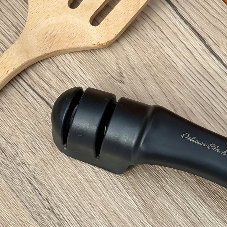 Dụng cụ mài dao 2 cấp độ cao cấp DELICIAS Black Nhật Bản