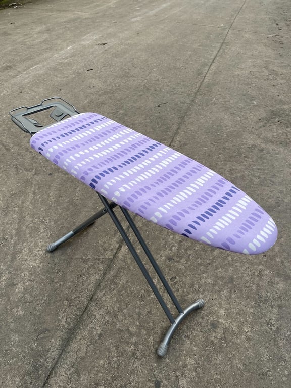 Bàn để ủi quần áo dạng đứng Lebenlang LBL3535